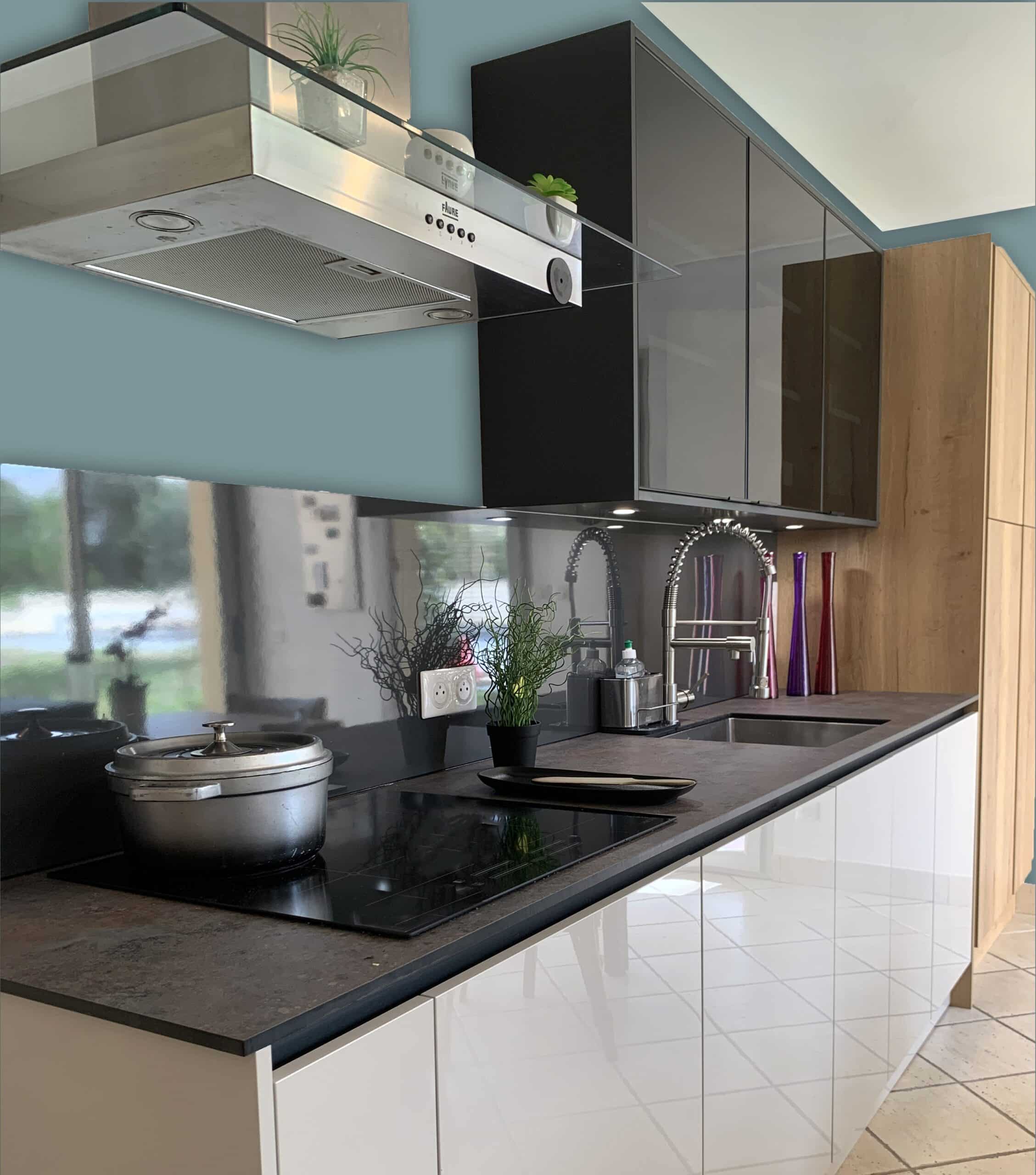 Cuisine moderne avec hotte aspirante Faure et étagère en verre, comptoir sombre, placards laqués blancs et éléments en bois.