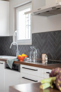 FAIRE ENTRER LA LUMIERE – La crédence en bâtons rompus