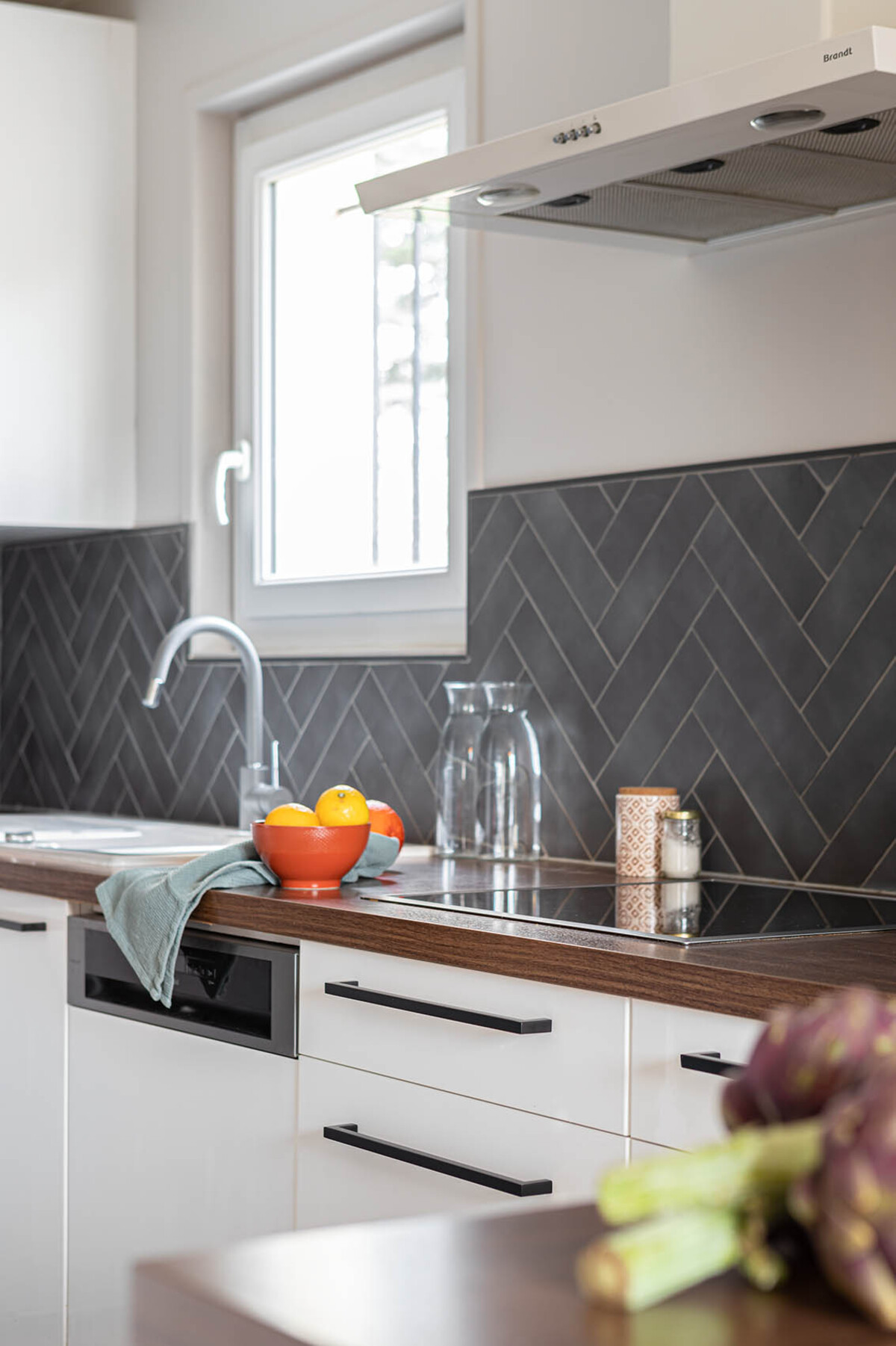 FAIRE ENTRER LA LUMIERE – La crédence en bâtons rompus