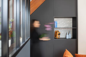 FAIRE ENTRER LA LUMIERE – Agencement sous escalier