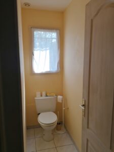 Toilettes étage – avant